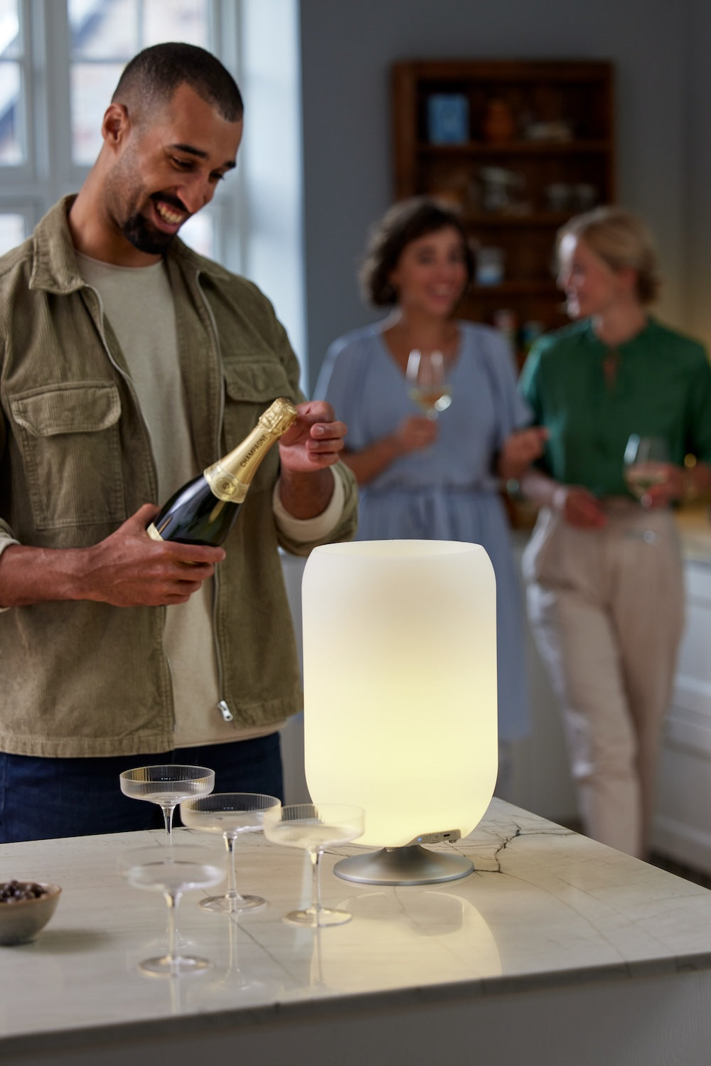 Kooduu Atmos LED lampe med indbygget højtaler og drinks køler