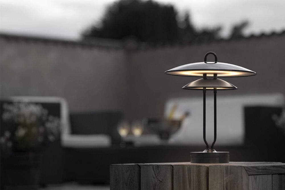 Hyldest til farfar, Arne Jacobsen, bordlampe blank sort